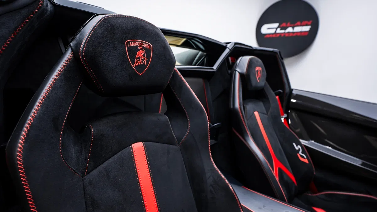 2021 Lamborghini Aventador SVJ Roadster interior, seats, Black & Red