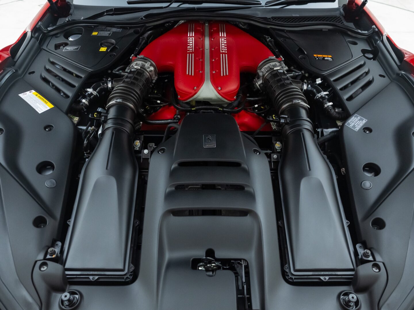 2022 Ferrari 812 Competizione, 16/17