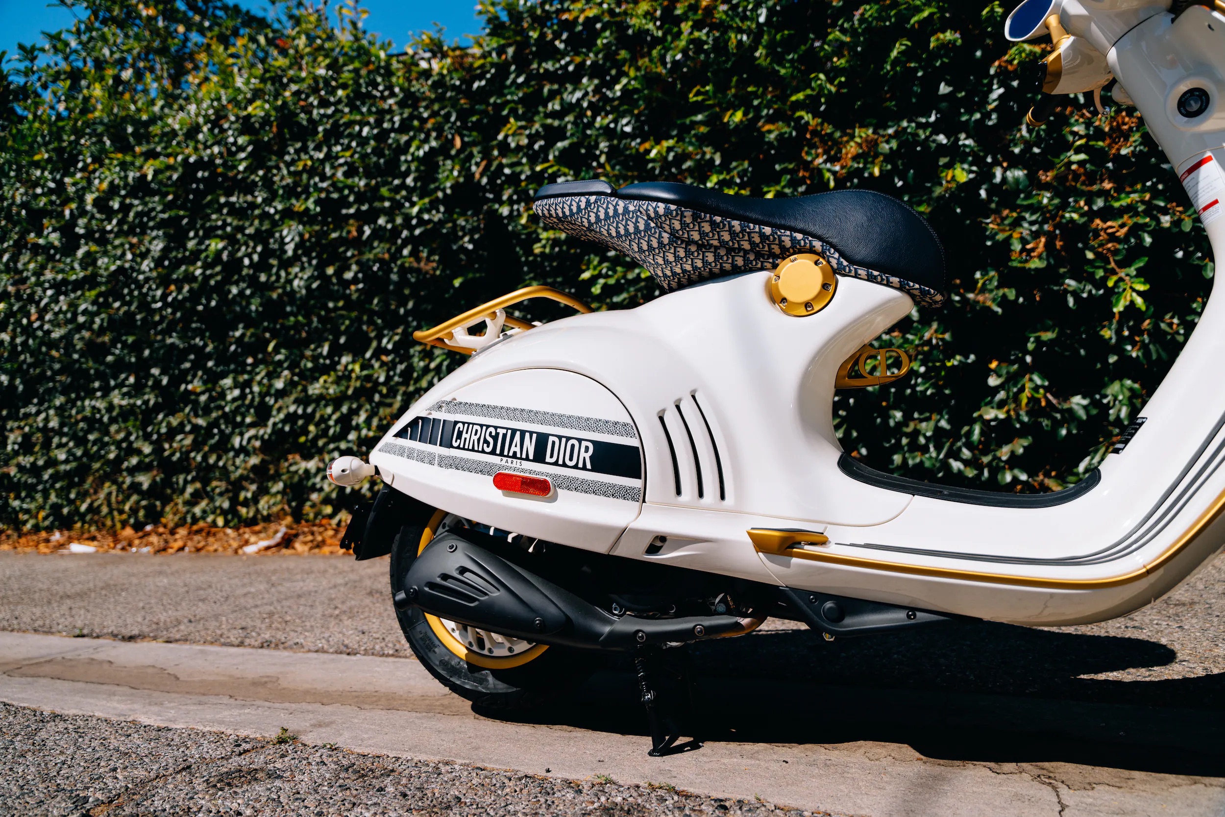 2023 Vespa 946 Christian Dior, 3/10