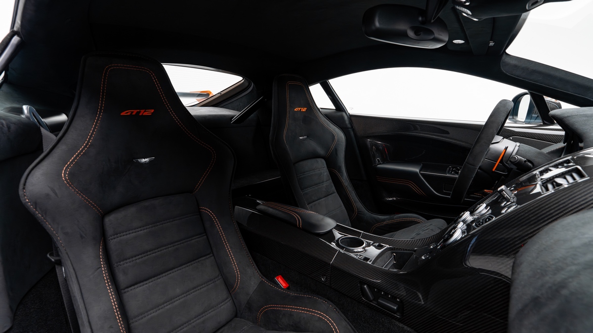 2016 Aston Martin Vantage GT12, 3/19
