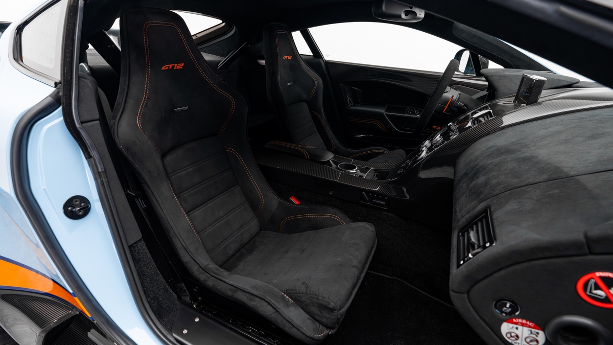 2016 Aston Martin Vantage GT12, 4/19