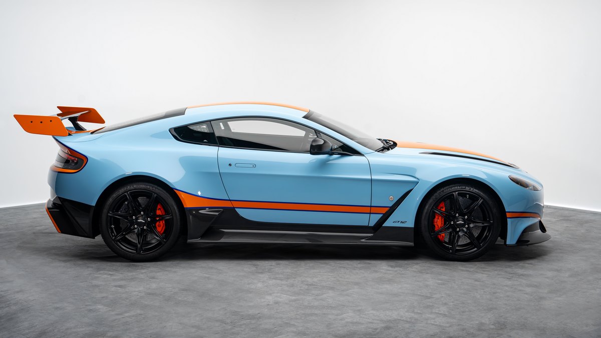 2016 Aston Martin Vantage GT12, 18/19