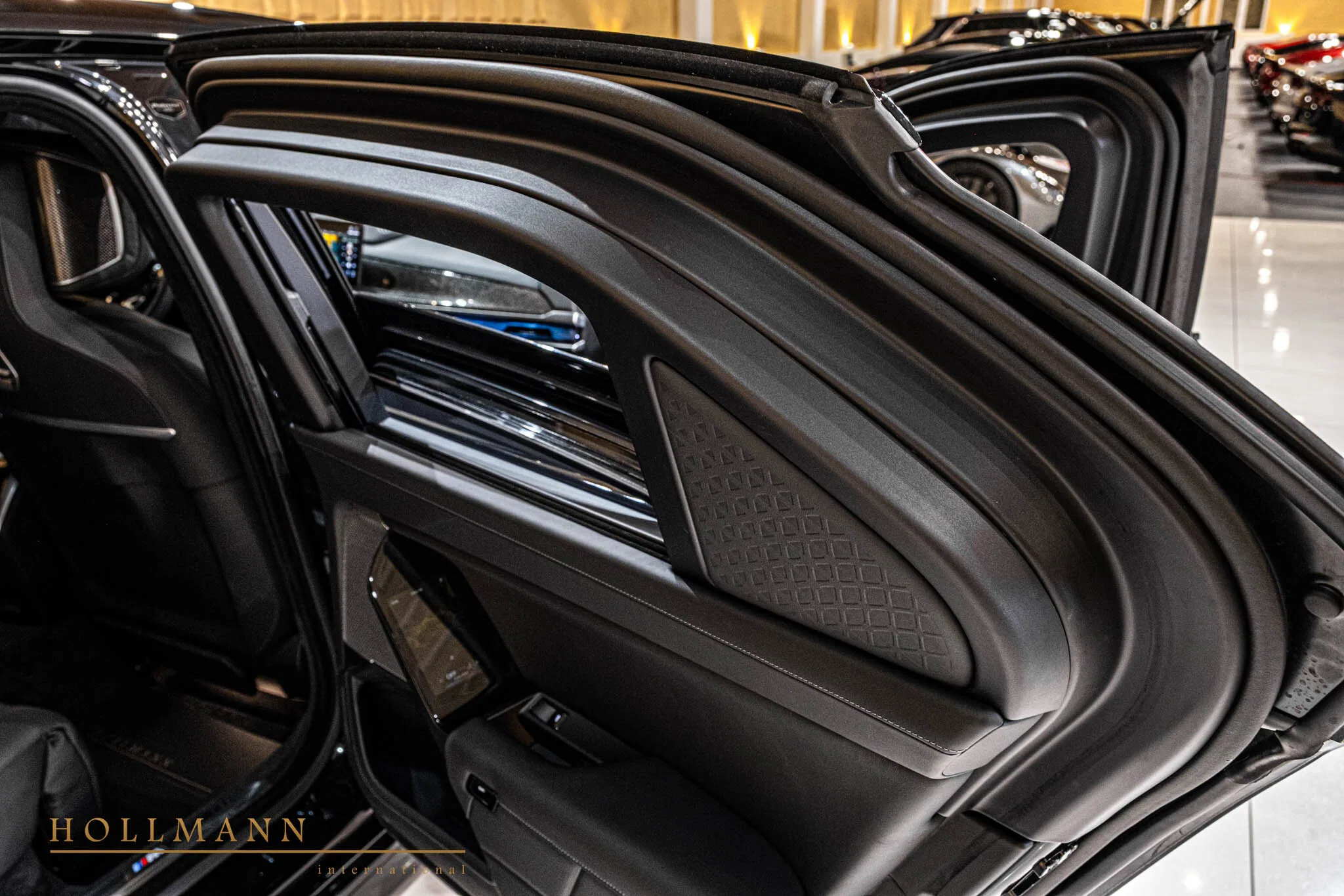 2025 Armored BMW 7 Series interior, door panel