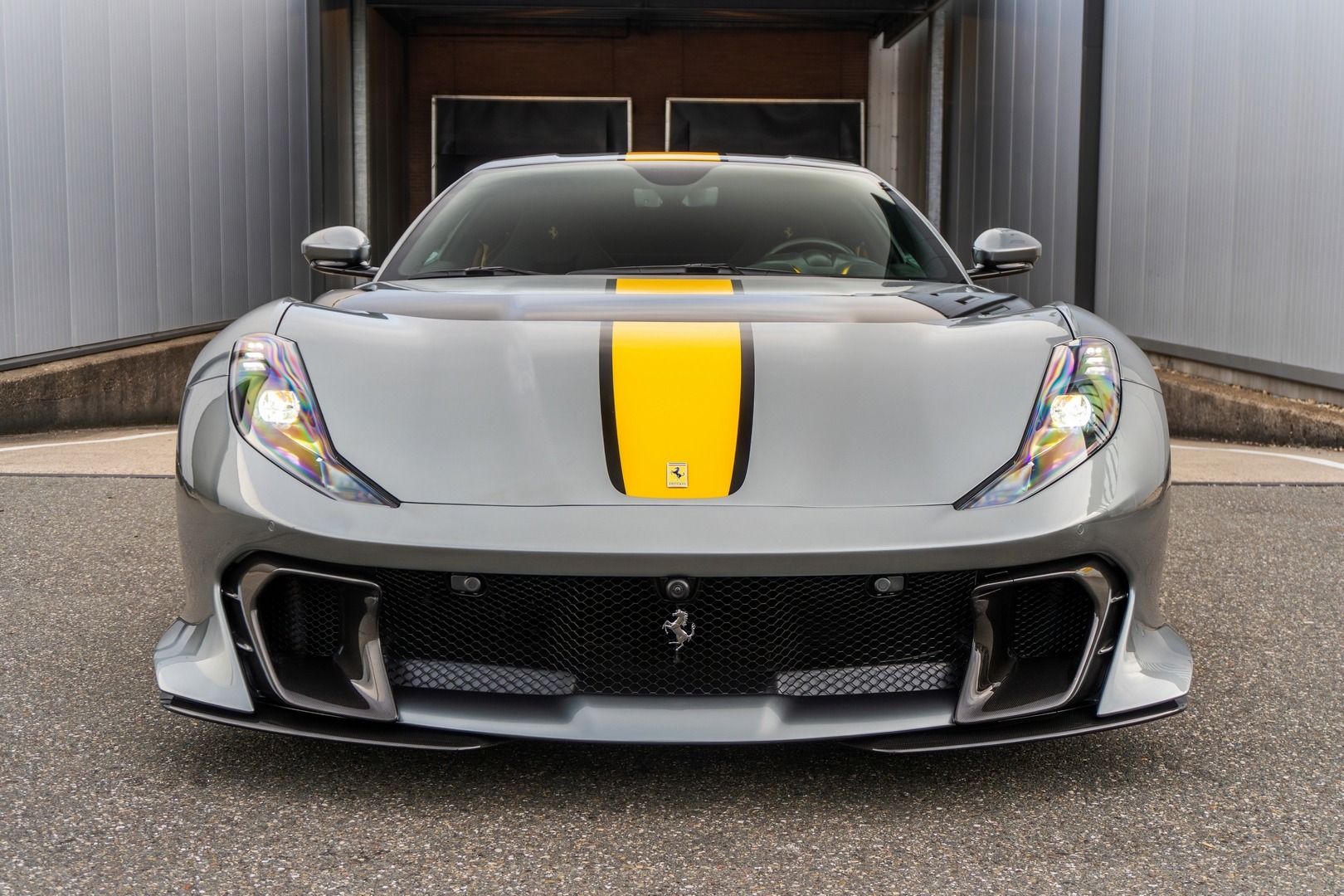 2025 Ferrari 812 Competizione, 2/19