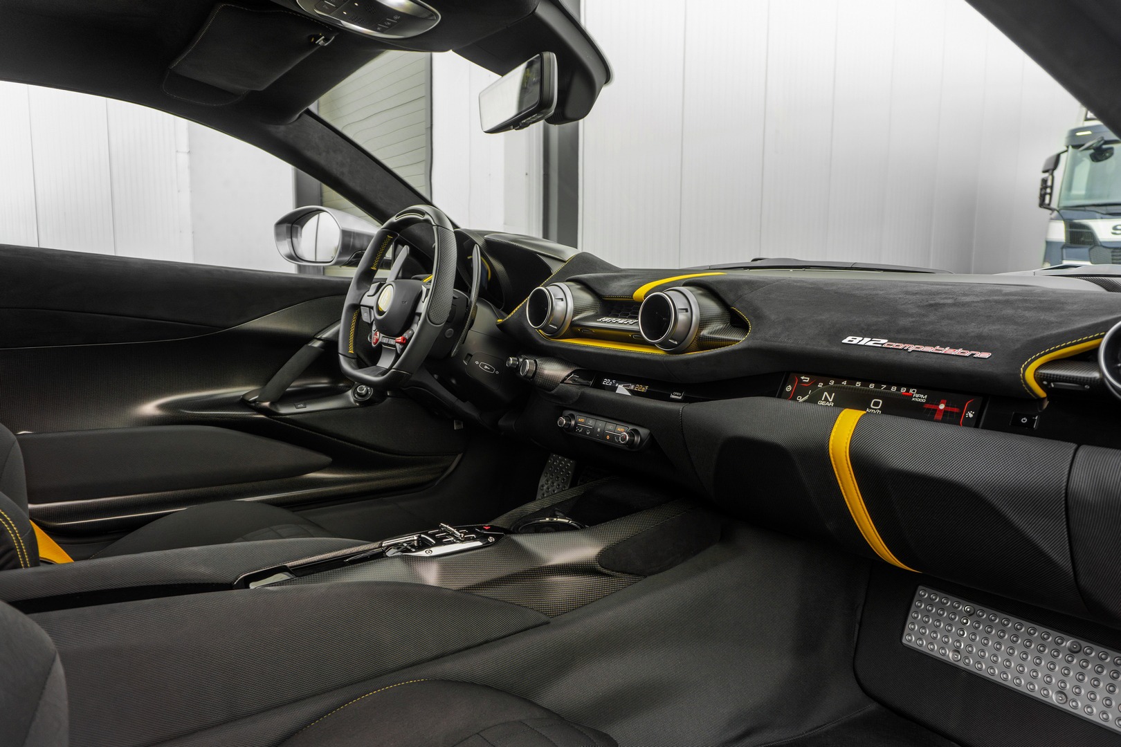 2025 Ferrari 812 Competizione, 4/19