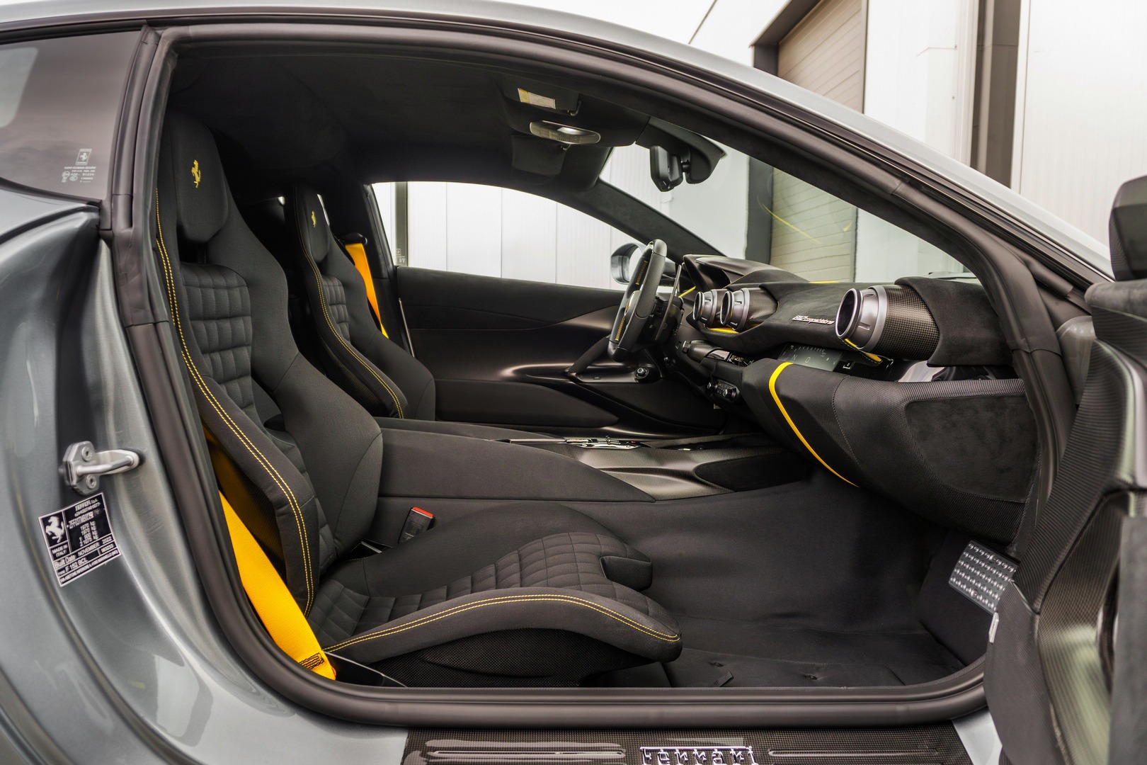 2025 Ferrari 812 Competizione, 9/19