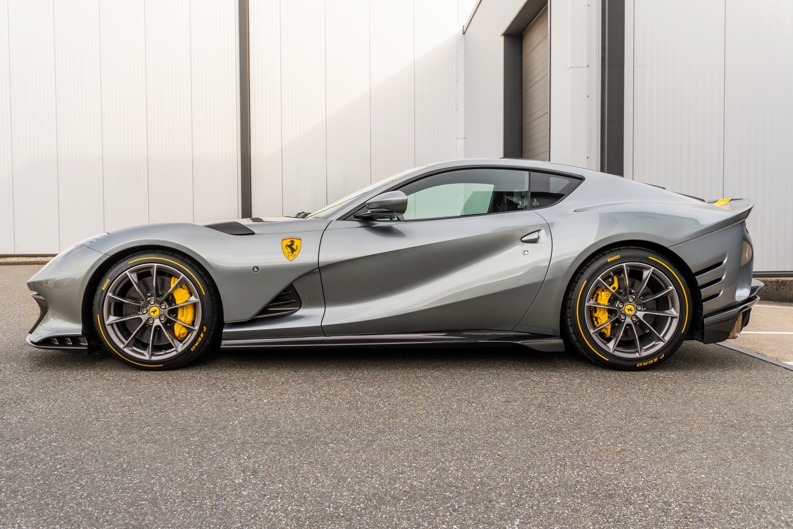 2025 Ferrari 812 Competizione, 13/19