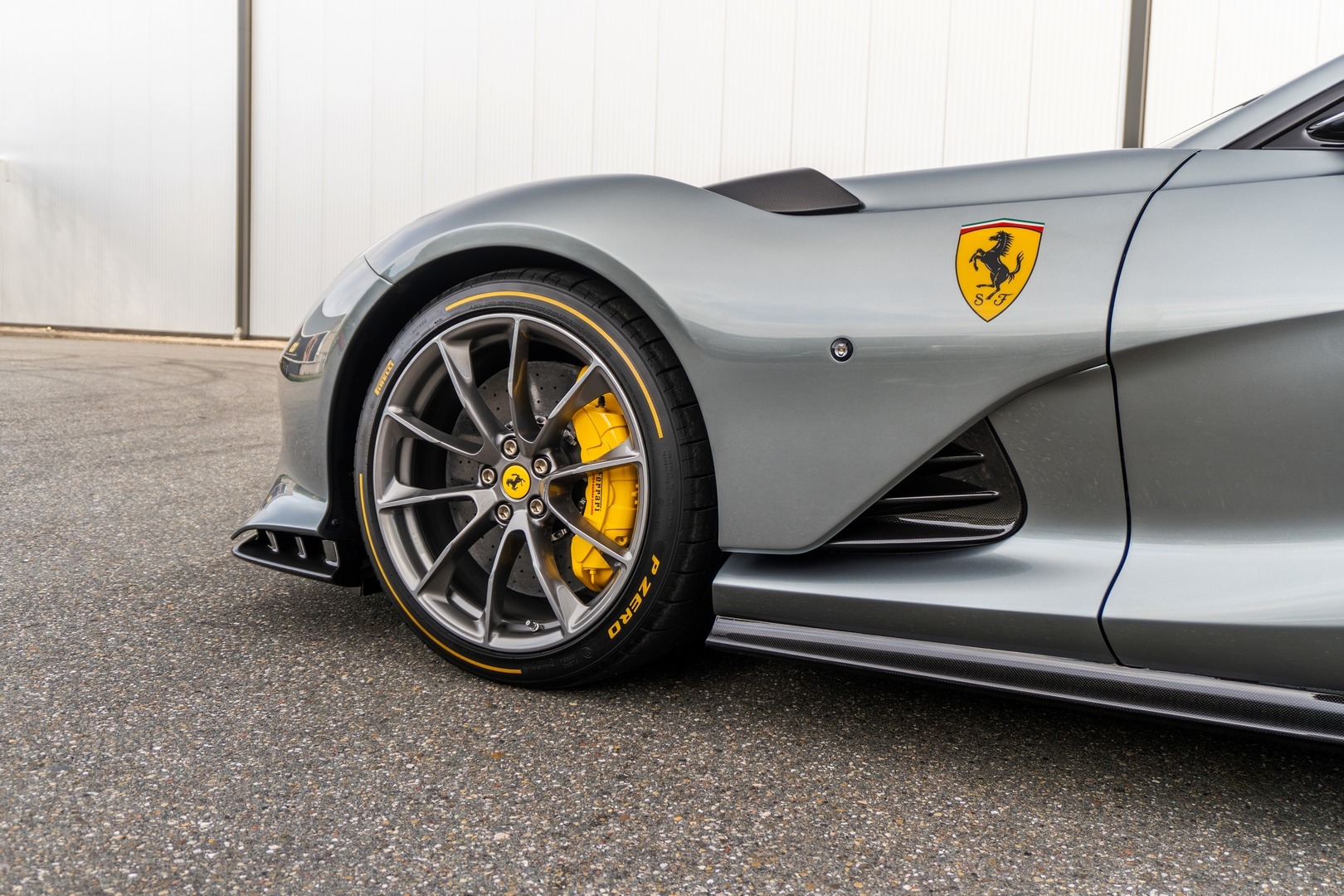 2025 Ferrari 812 Competizione, 14/19
