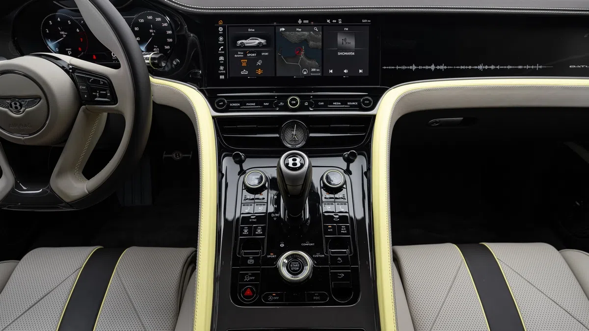 2023 Bentley Batur interior, center console
