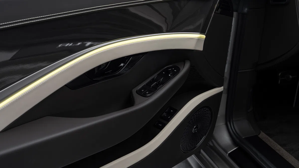 2023 Bentley Batur interior, door panel