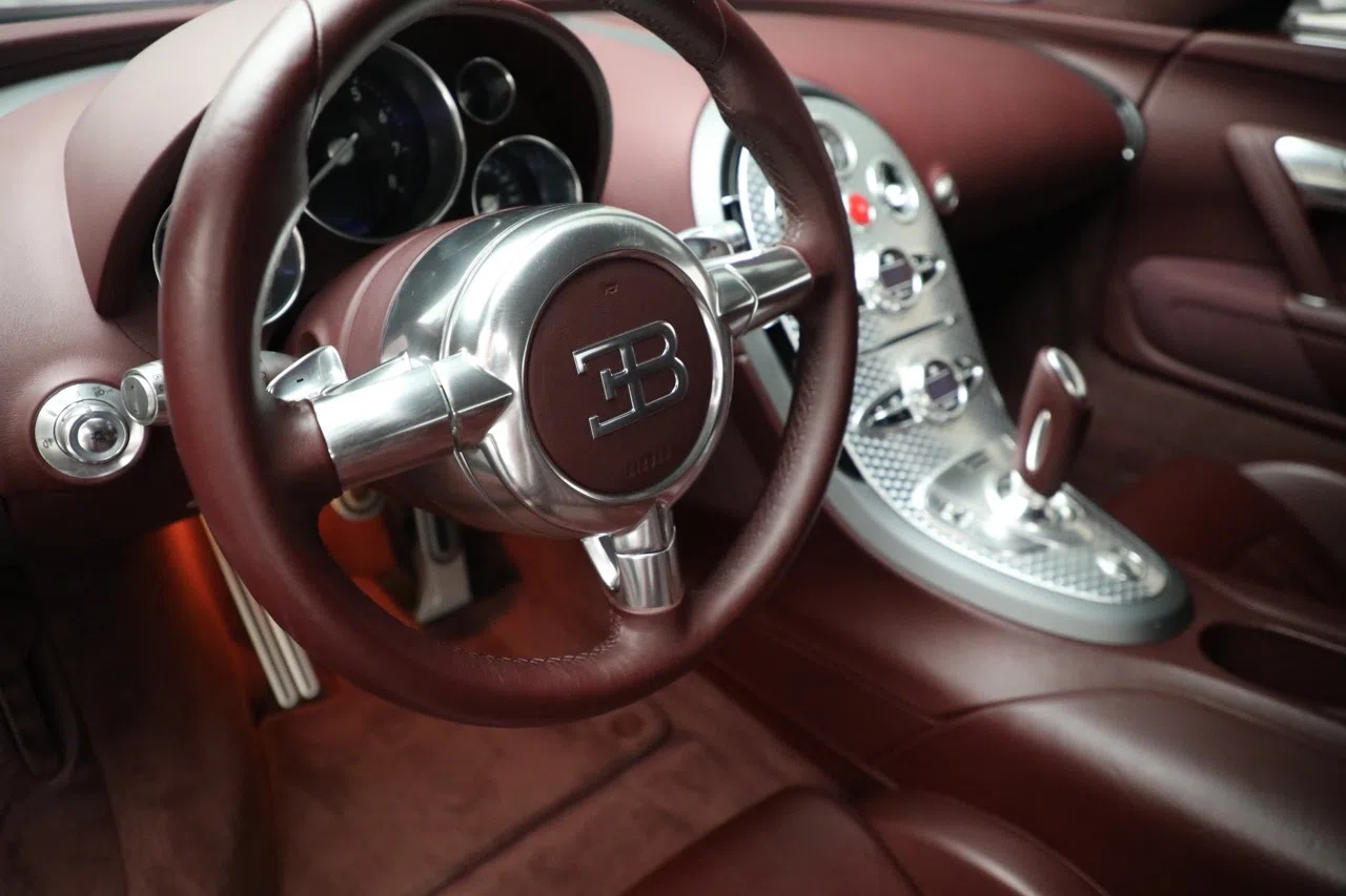 2006 Bugatti Veyron interior, BURGUNDY
