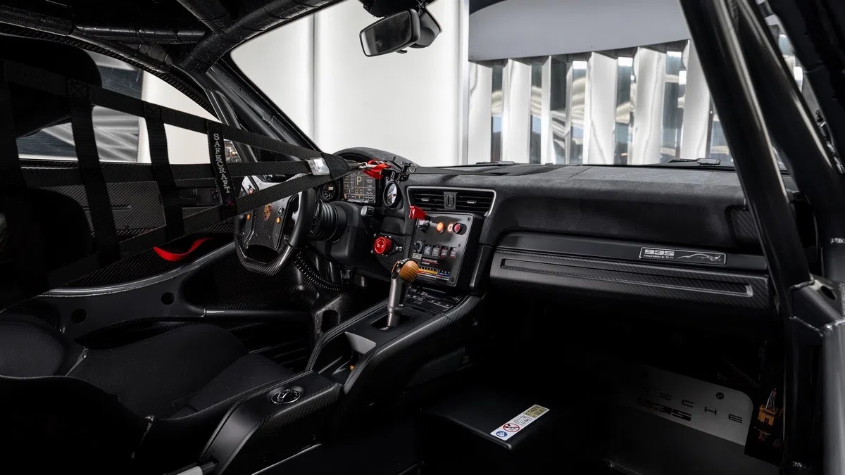 2019 Porsche 935 interior, dashboard, Black