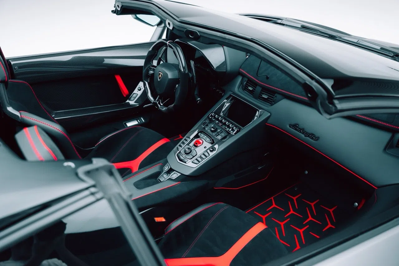 2020 Lamborghini Aventador SVJ Roadster interior