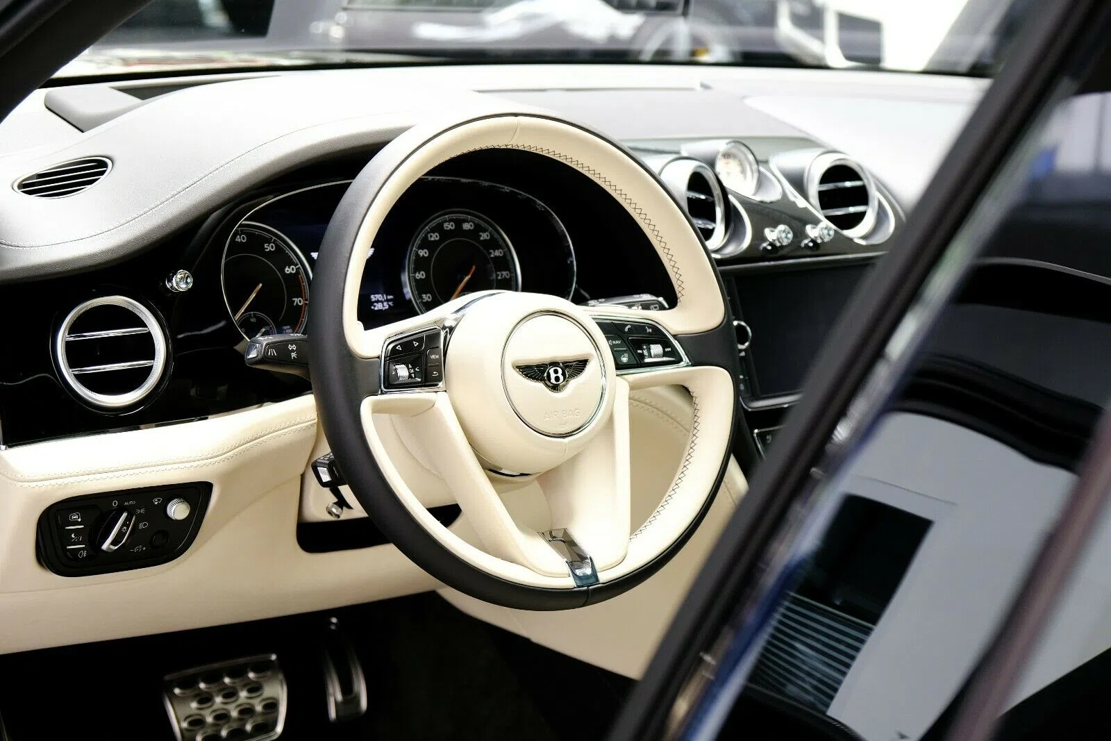 2017 Mansory Bentayga interior, dashboard, Full leather