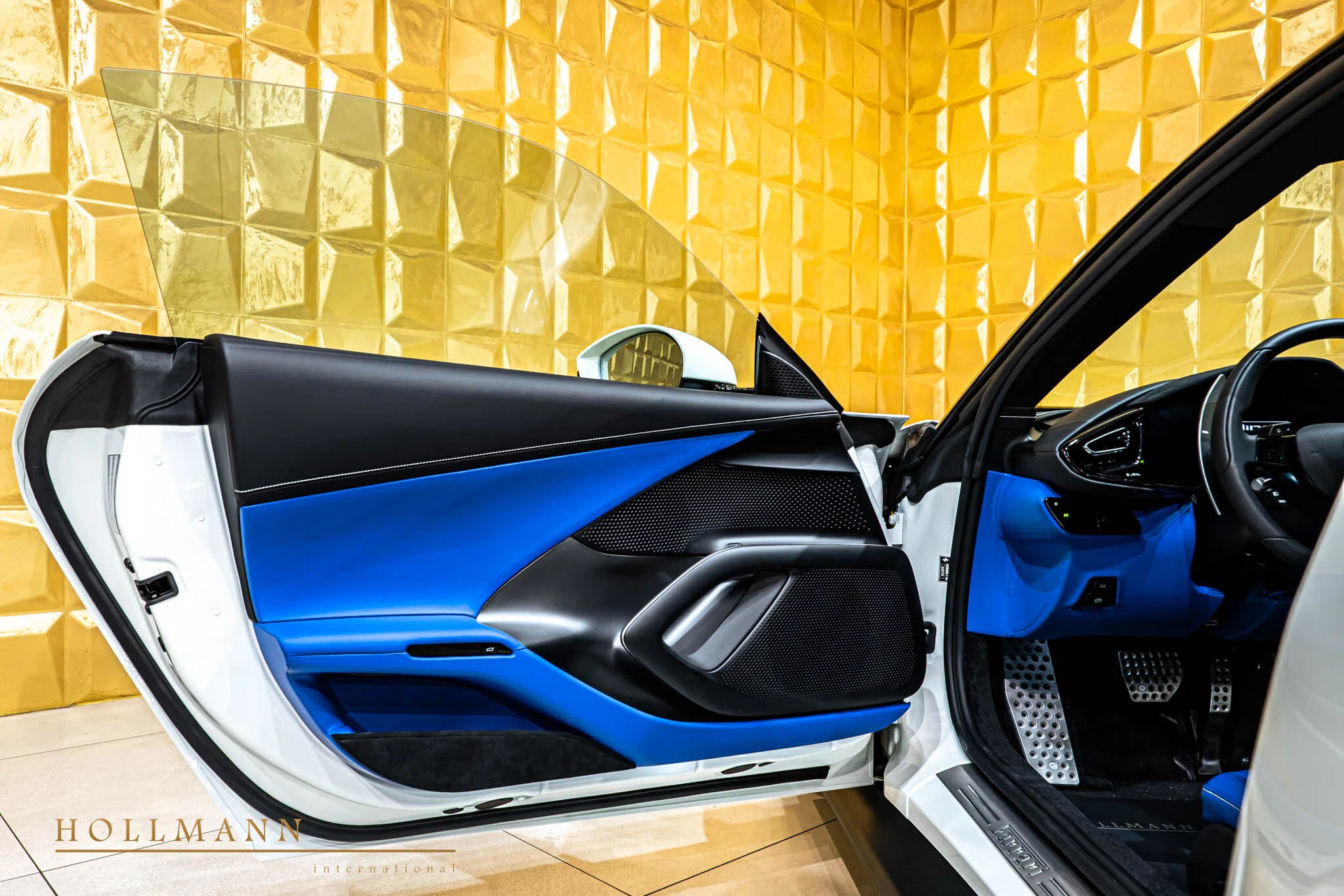 2026 Ferrari 12Cilindri interior, door panel, Azzurro Santorini