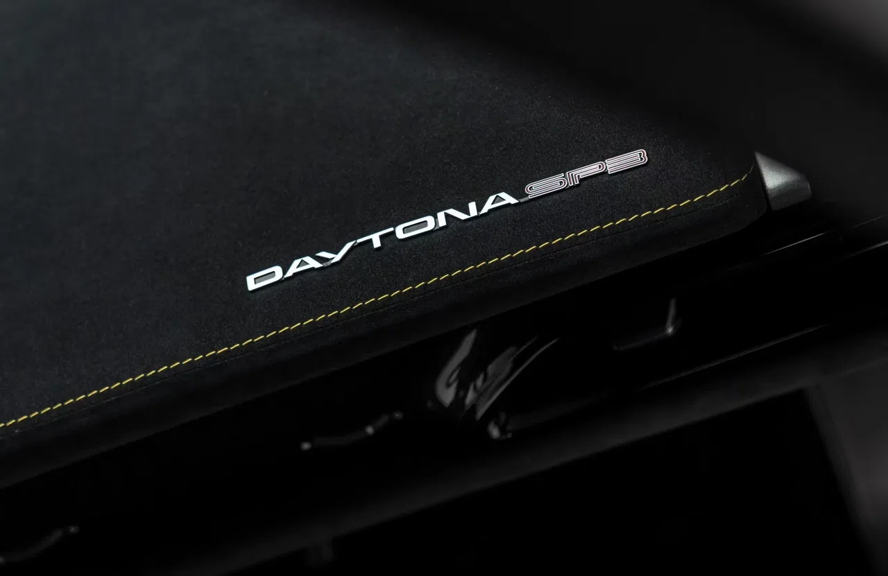 2023 Ferrari Daytona SP3 interior, door sill