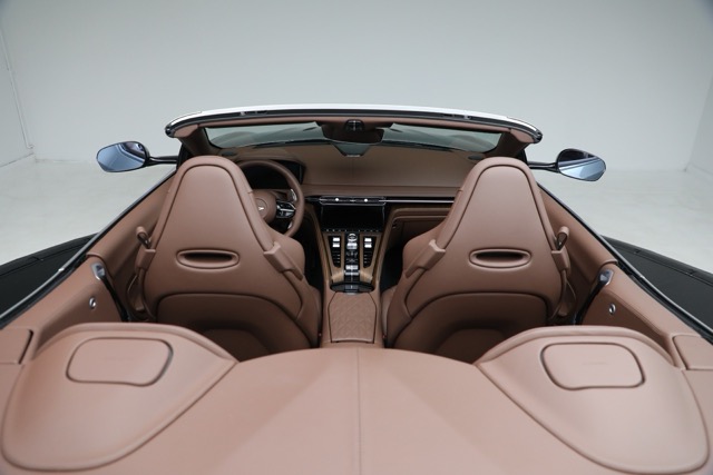 2026 Aston Martin DB12 Volante, 7/9