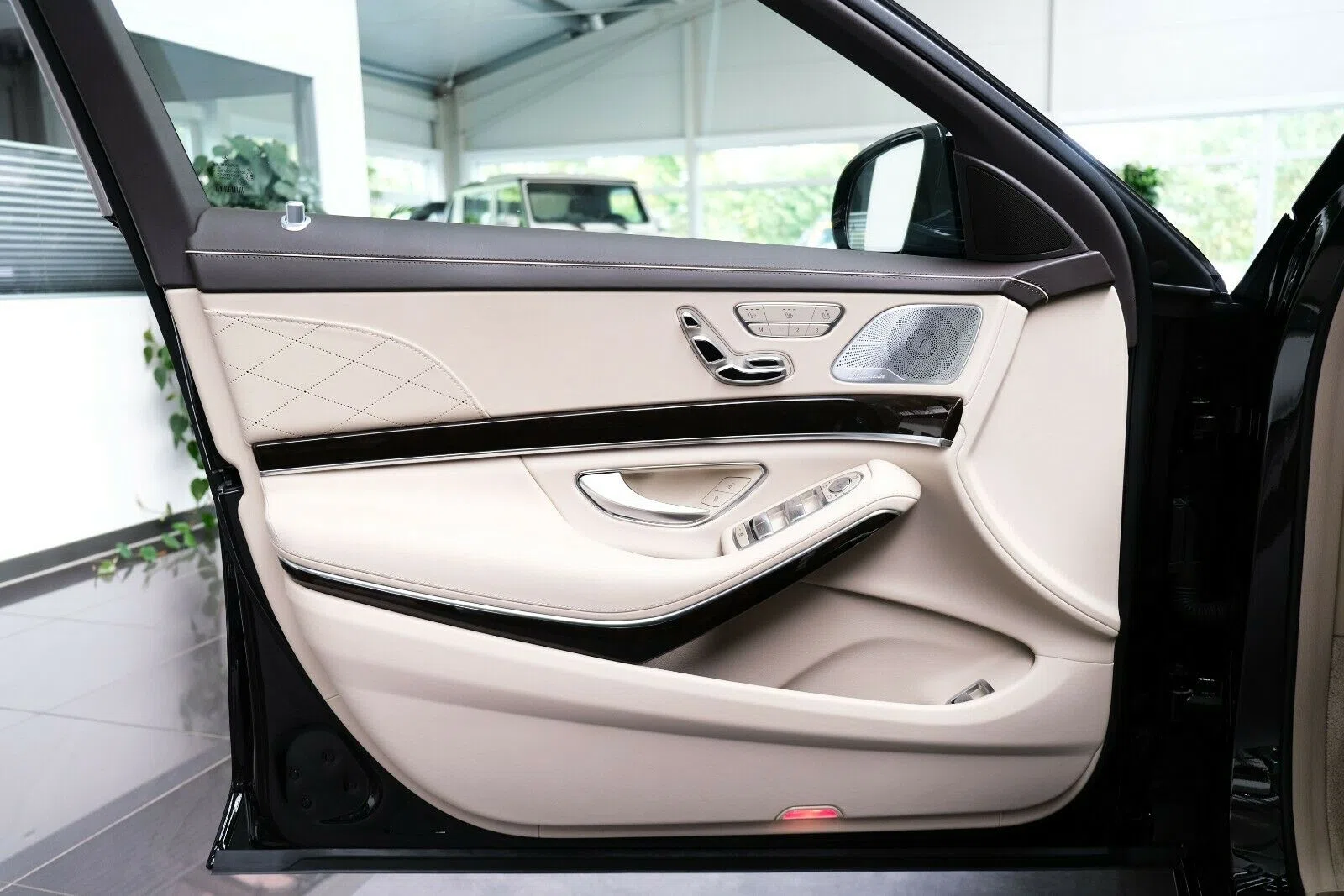 2017 Mercedes-Maybach S 650 interior, door panel, Full leather