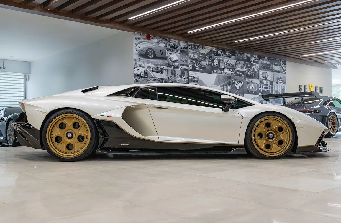 Lamborghini Aventador Ultimae for sale, exterior, Balloon White / White