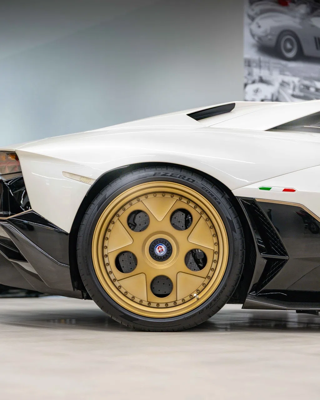 Lamborghini Aventador Ultimae for sale, exterior, Balloon White / White