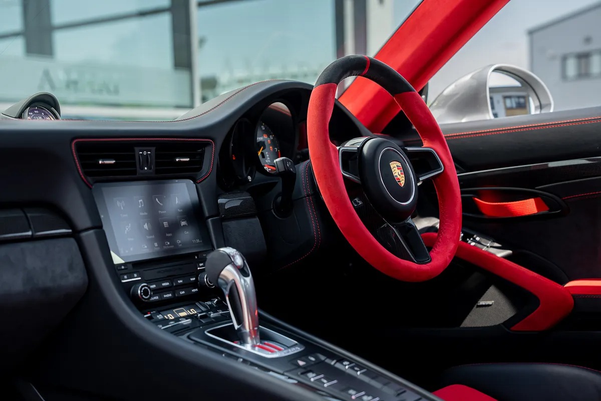 2018 Porsche 911 GT2 RS Weissach, 2/6