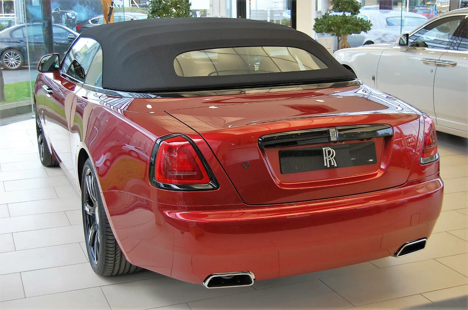 2019 Rolls-Royce Dawn, rear three-quarter view, Rot Metallic
