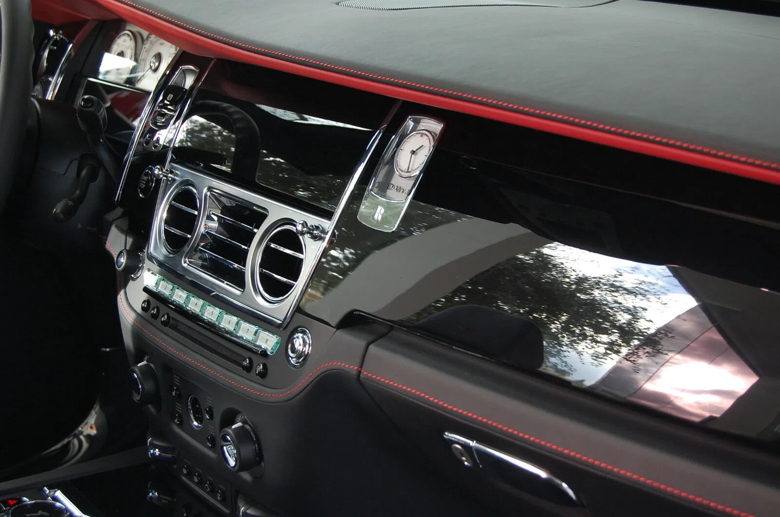 2019 Rolls-Royce Dawn interior, dashboard, Vollleder, Schwarz