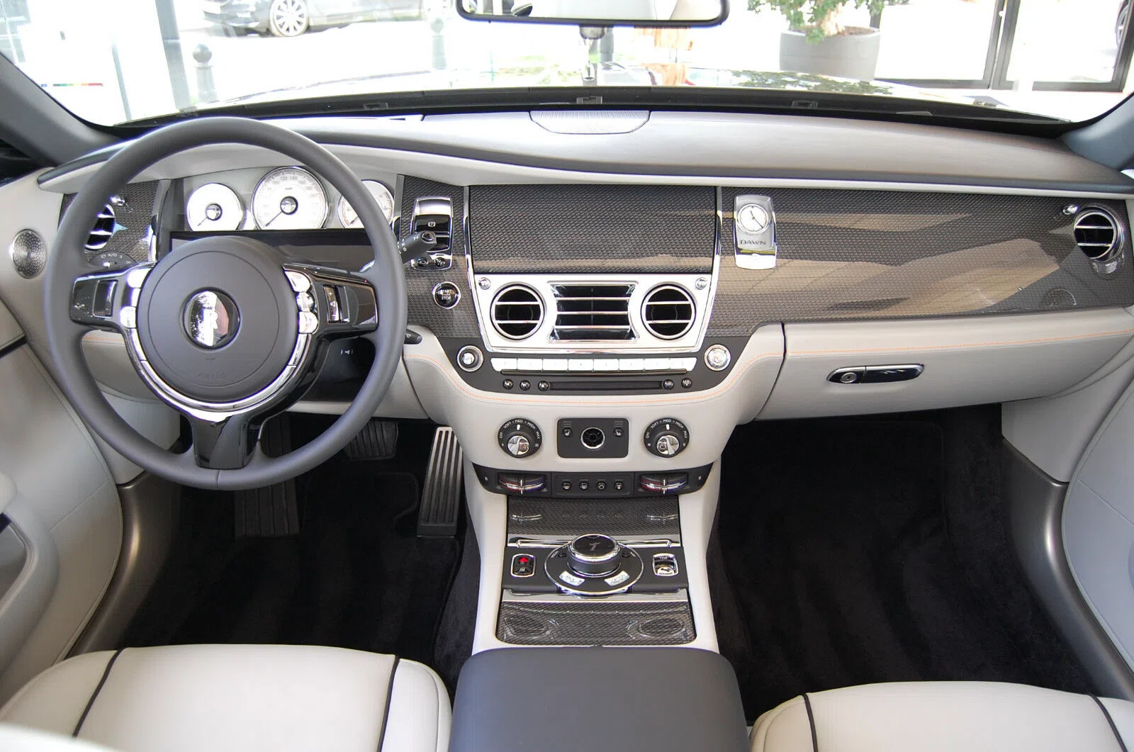 2019 Rolls-Royce Dawn interior, dashboard, Vollleder, Grau