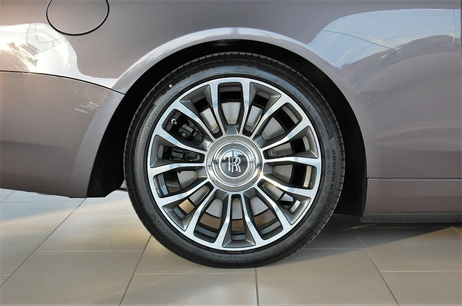 2019 Rolls-Royce Dawn wheel