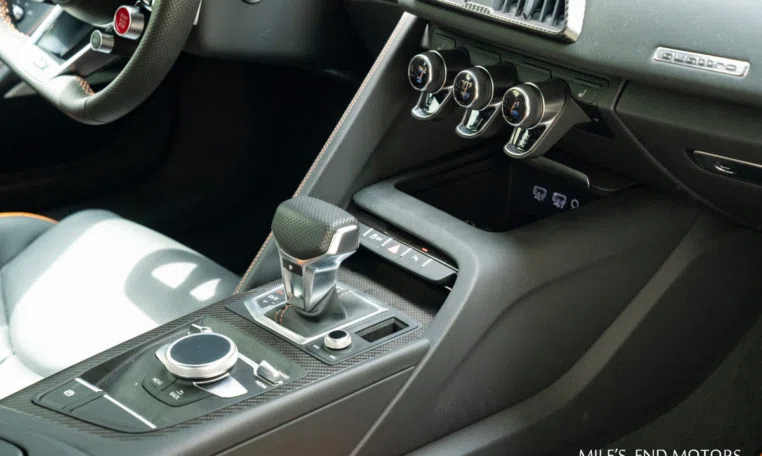 2017 Audi R8 V10 Plus Exclusive interior, center console, Black / Orange