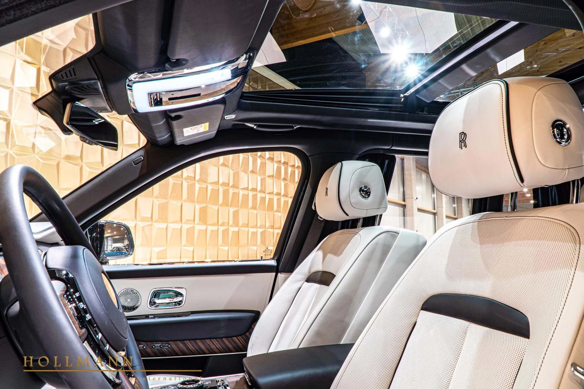 2020 Mansory Cullinan interior, Seashell