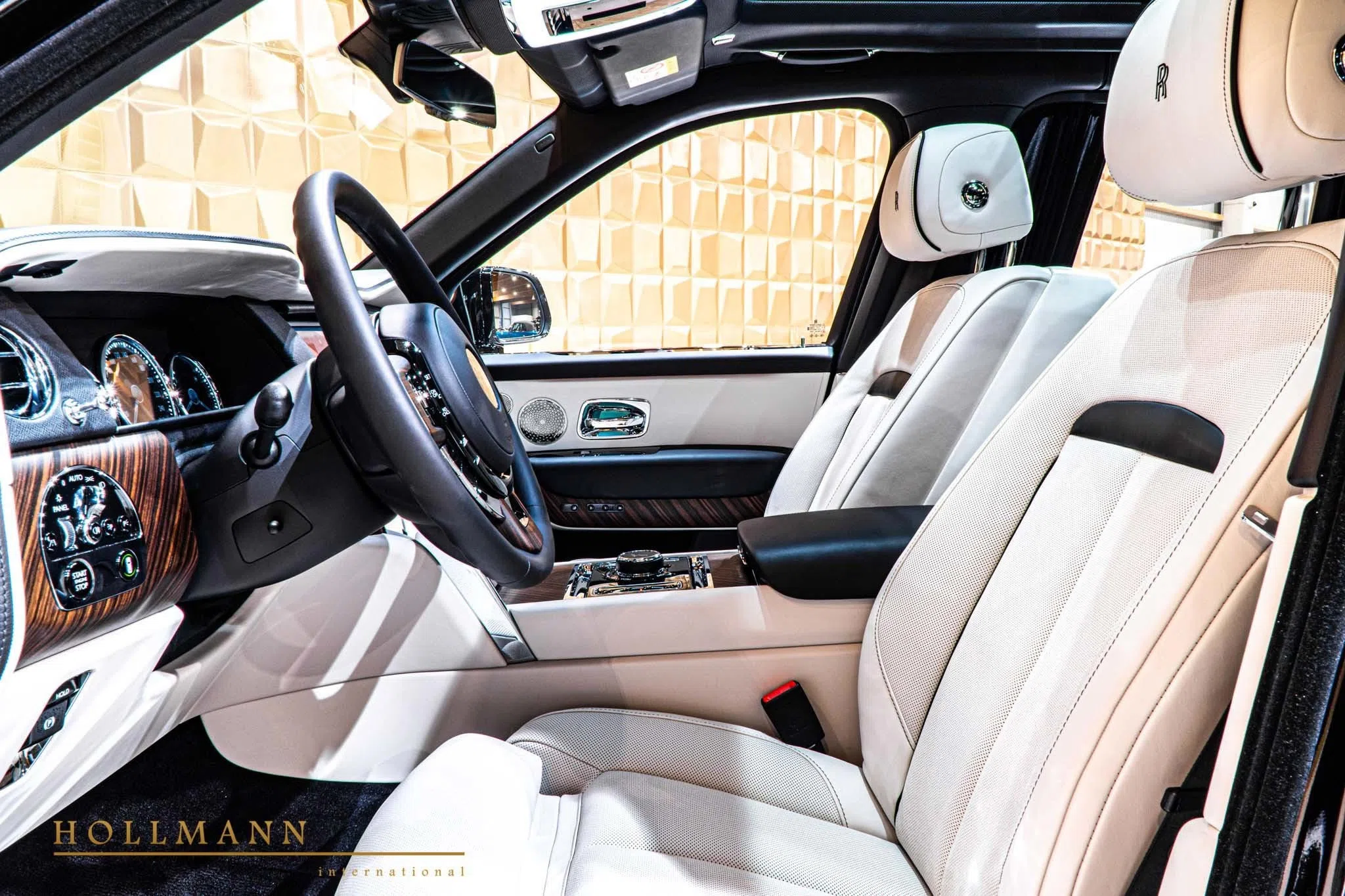 2020 Mansory Cullinan interior, Seashell