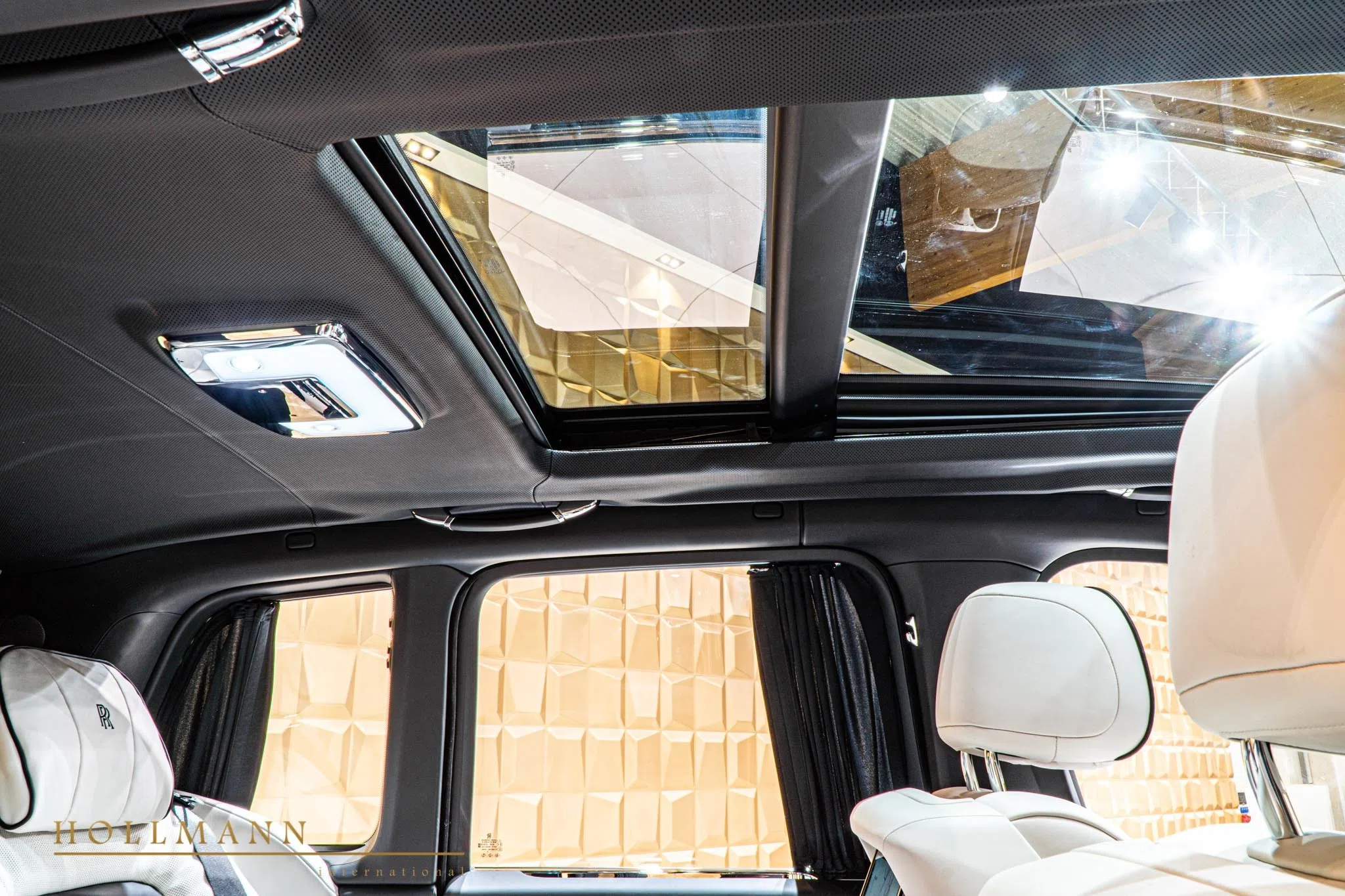 2020 Mansory Cullinan interior, Seashell