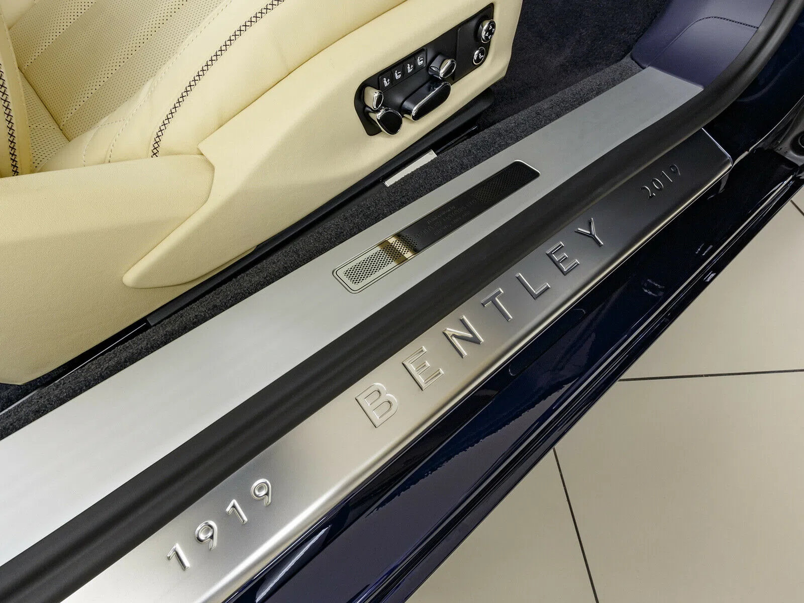 2019 Bentley Continental GTC interior, door sill, Brown