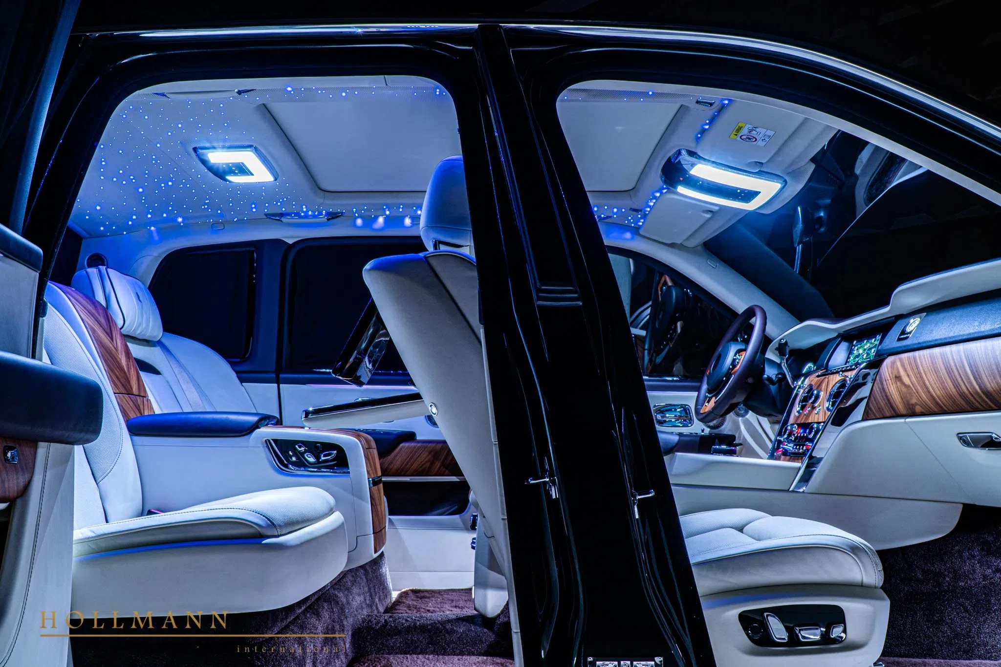 2020 Rolls-Royce Cullinan interior, Creme Light