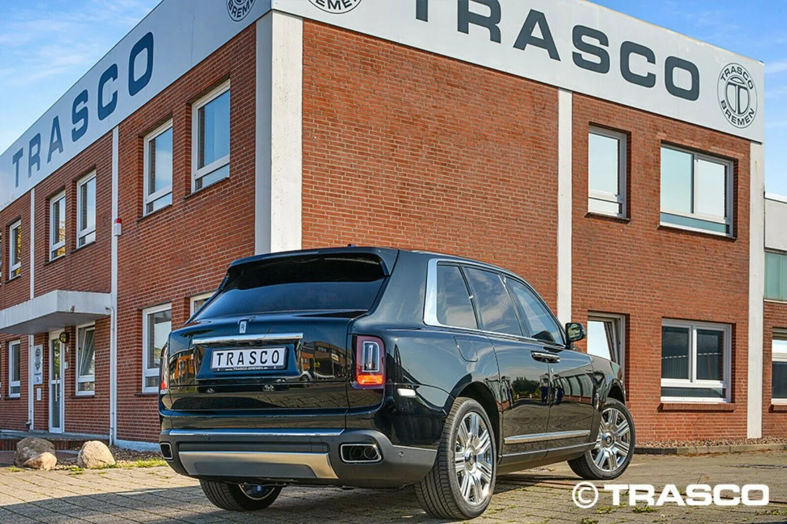2019 Rolls-Royce Cullinan gepanzert in TRASCO, rear three-quarter view, Black