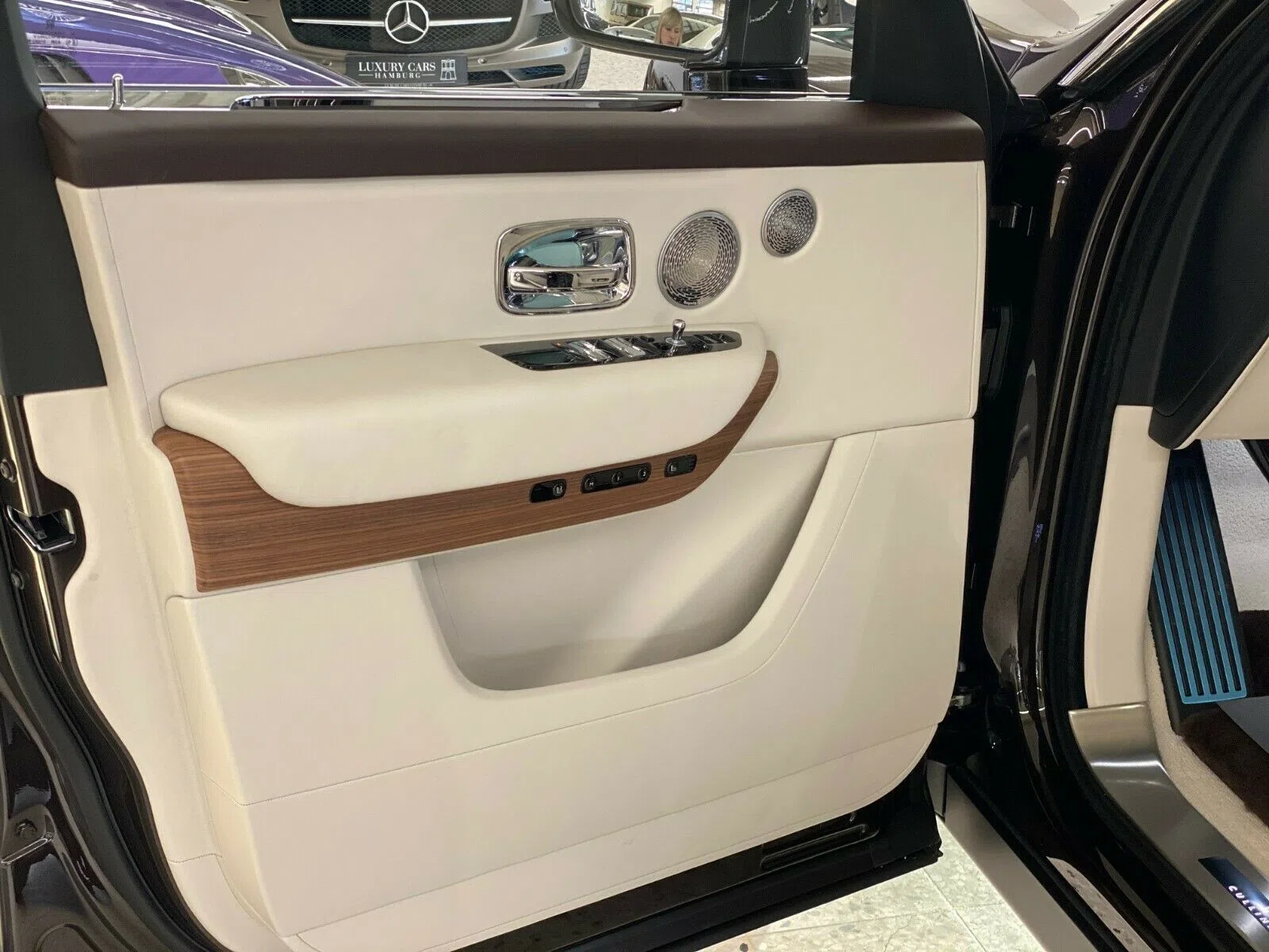 2020 Rolls-Royce Cullinan interior, door panel, Beige