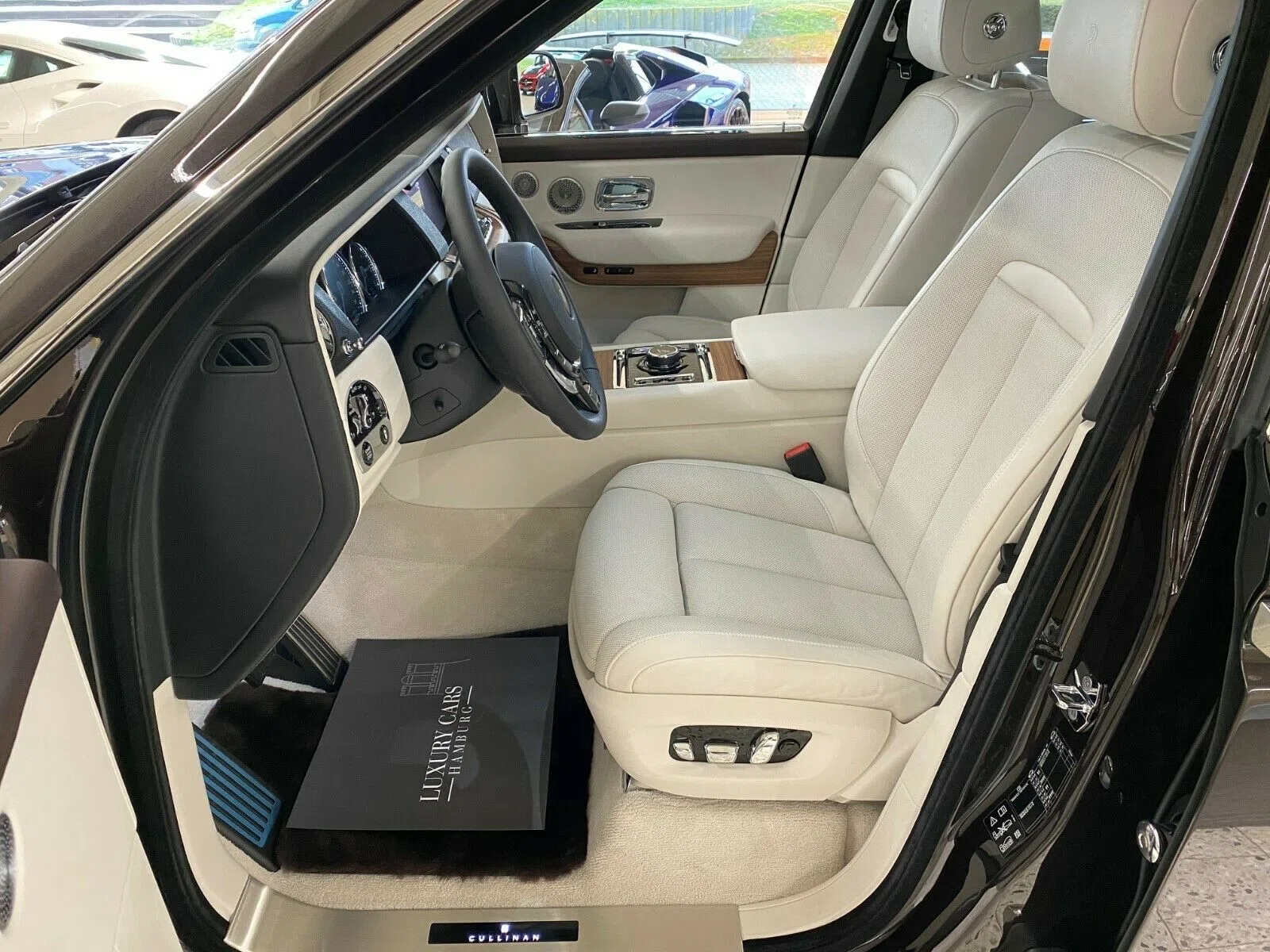 2020 Rolls-Royce Cullinan interior, seats, Beige