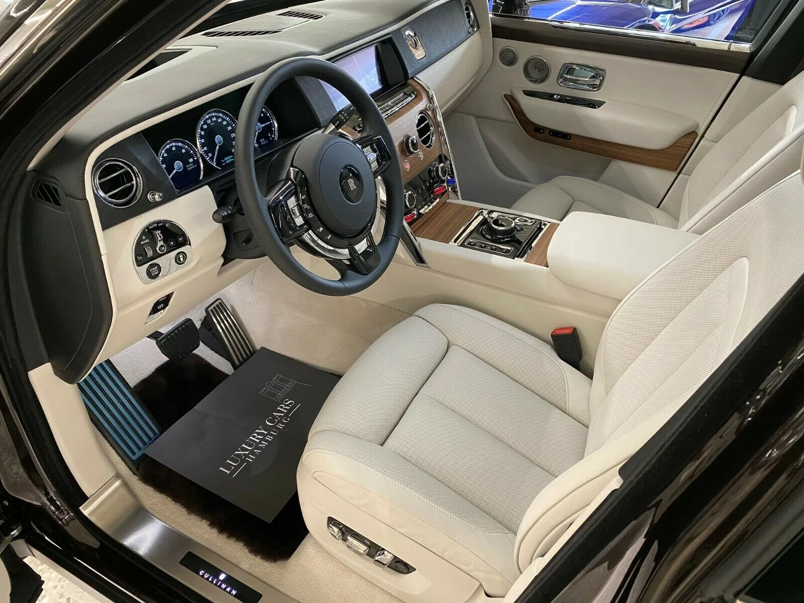 2020 Rolls-Royce Cullinan interior, Beige