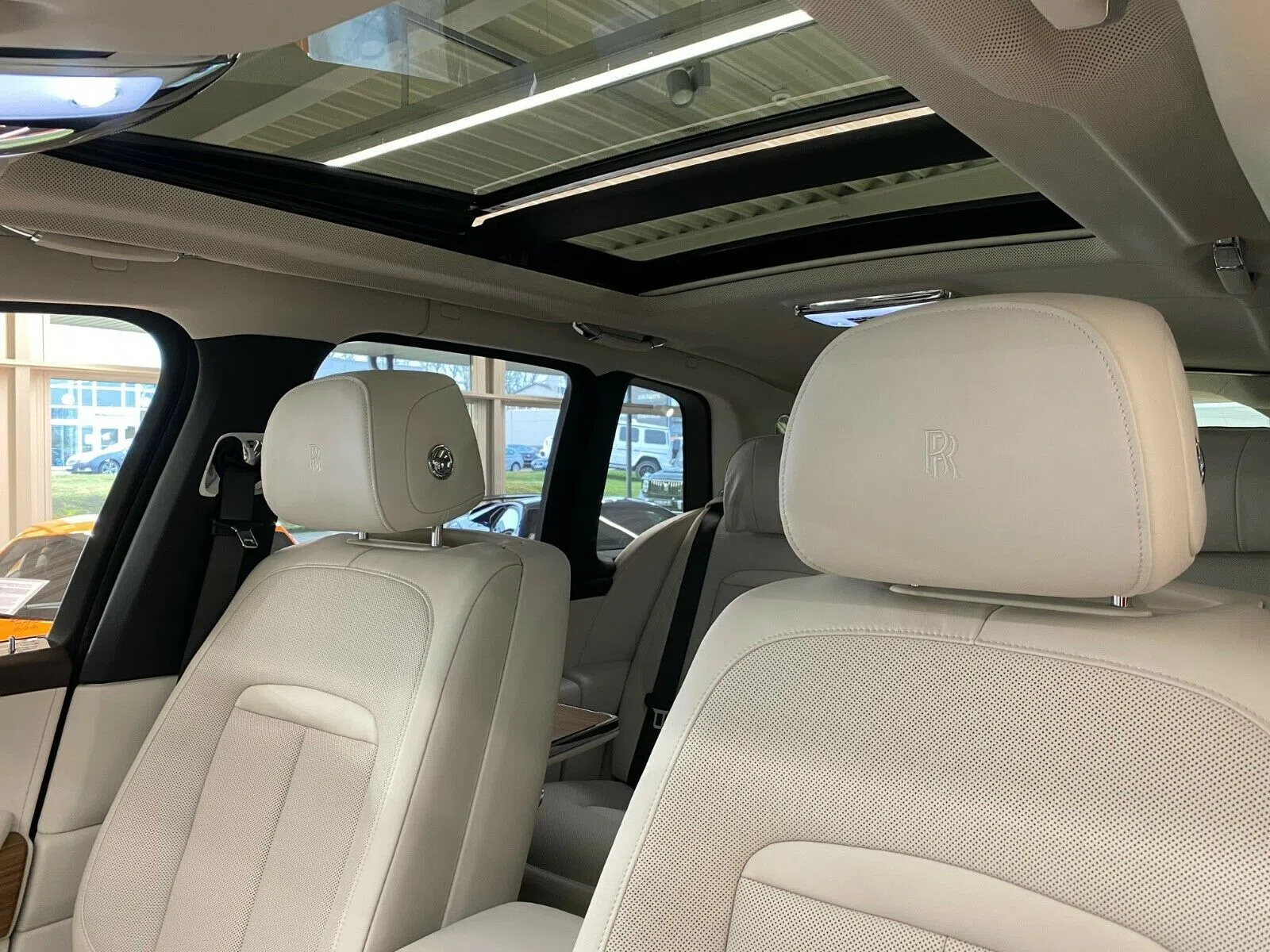 2020 Rolls-Royce Cullinan interior, Beige