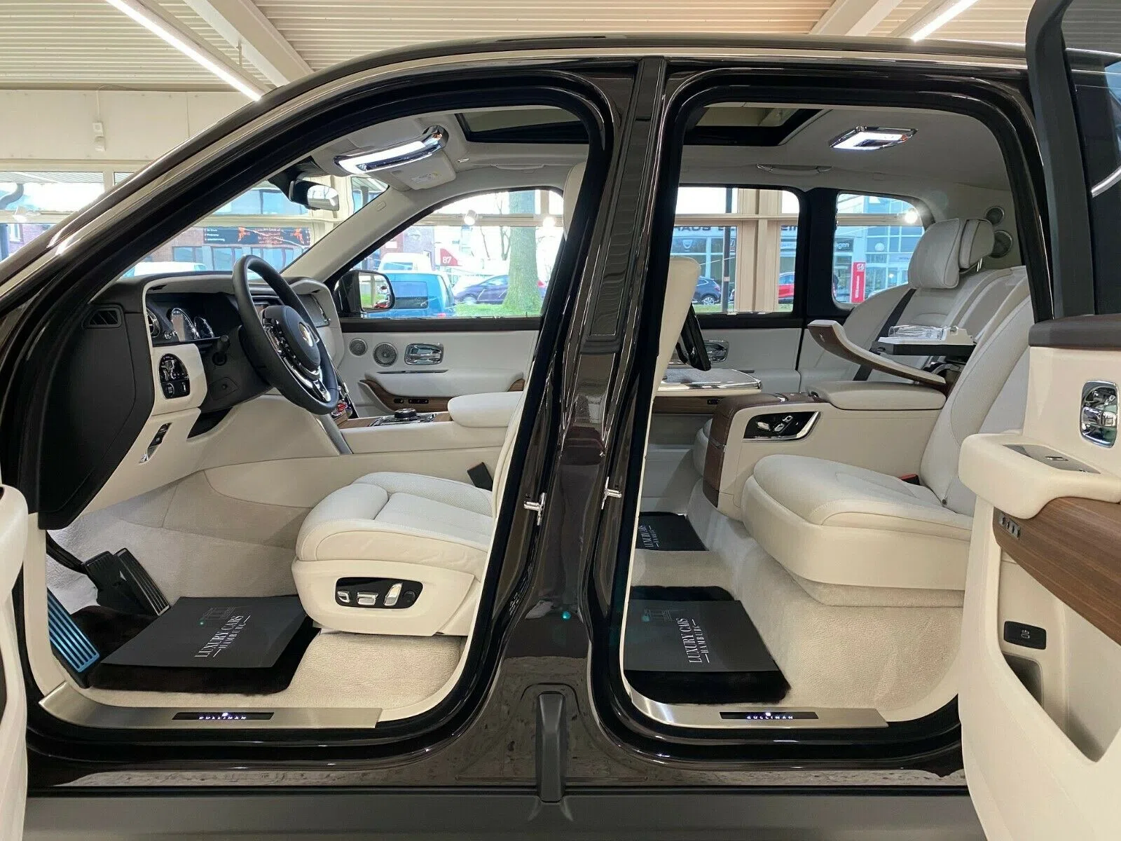 2020 Rolls-Royce Cullinan interior, Beige