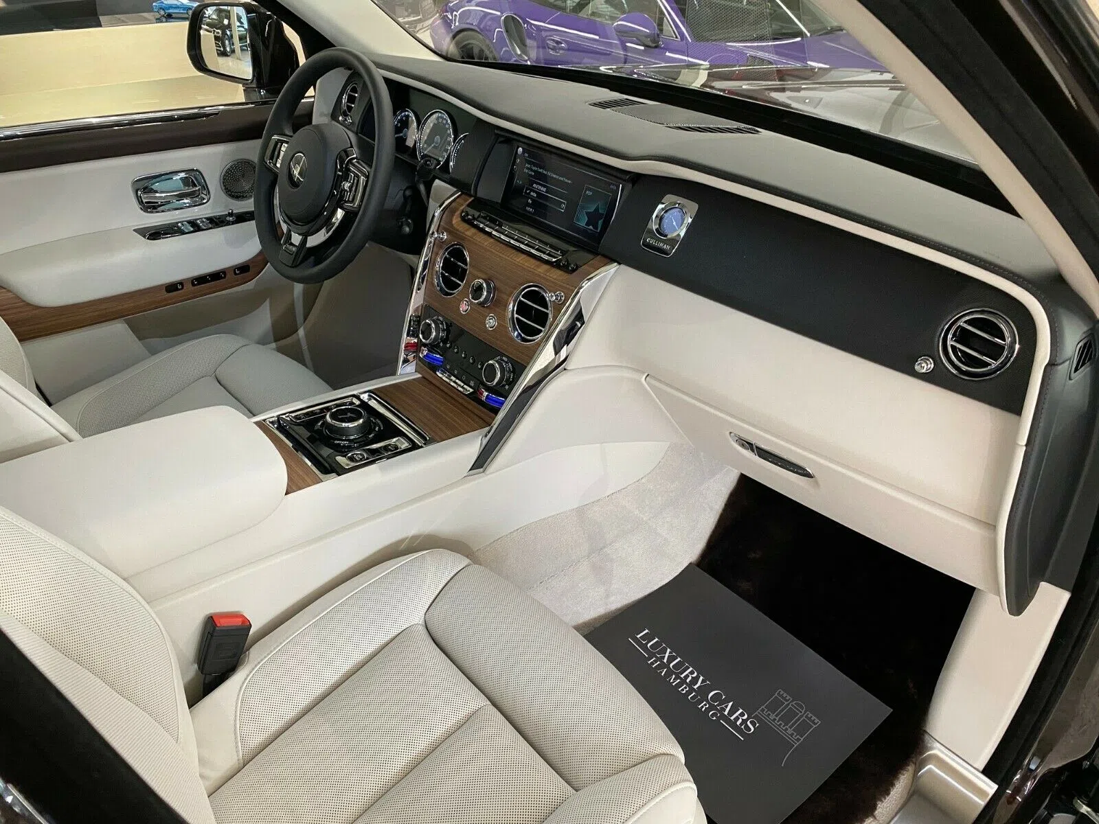 2020 Rolls-Royce Cullinan interior, Beige