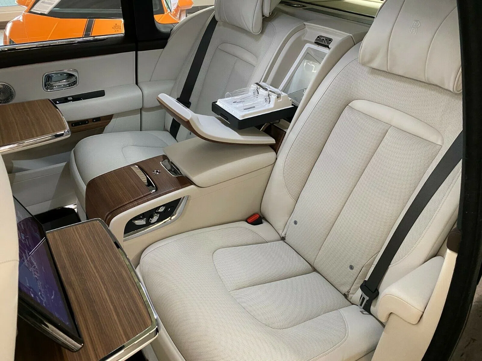 2020 Rolls-Royce Cullinan interior, seats, Beige