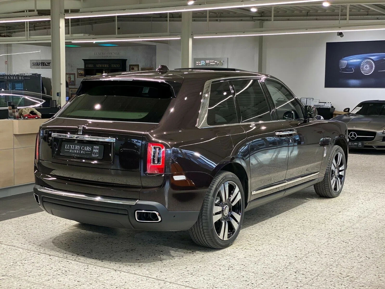 2020 Rolls-Royce Cullinan, rear three-quarter view, Braun Metallic