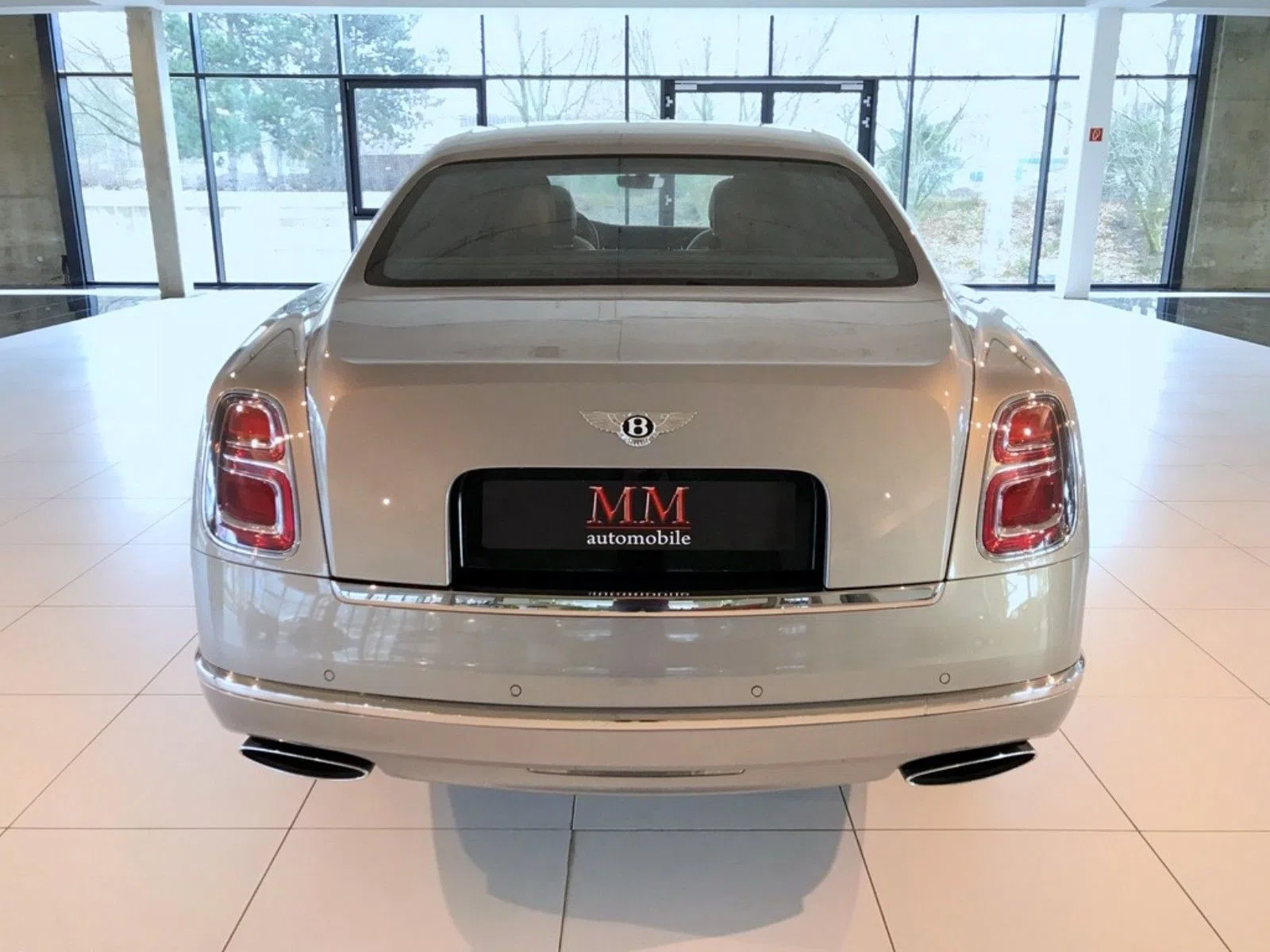 2016 Bentley Mulsanne Extended Wheelbase "Mulliner", rear three-quarter view, Silber Metallic