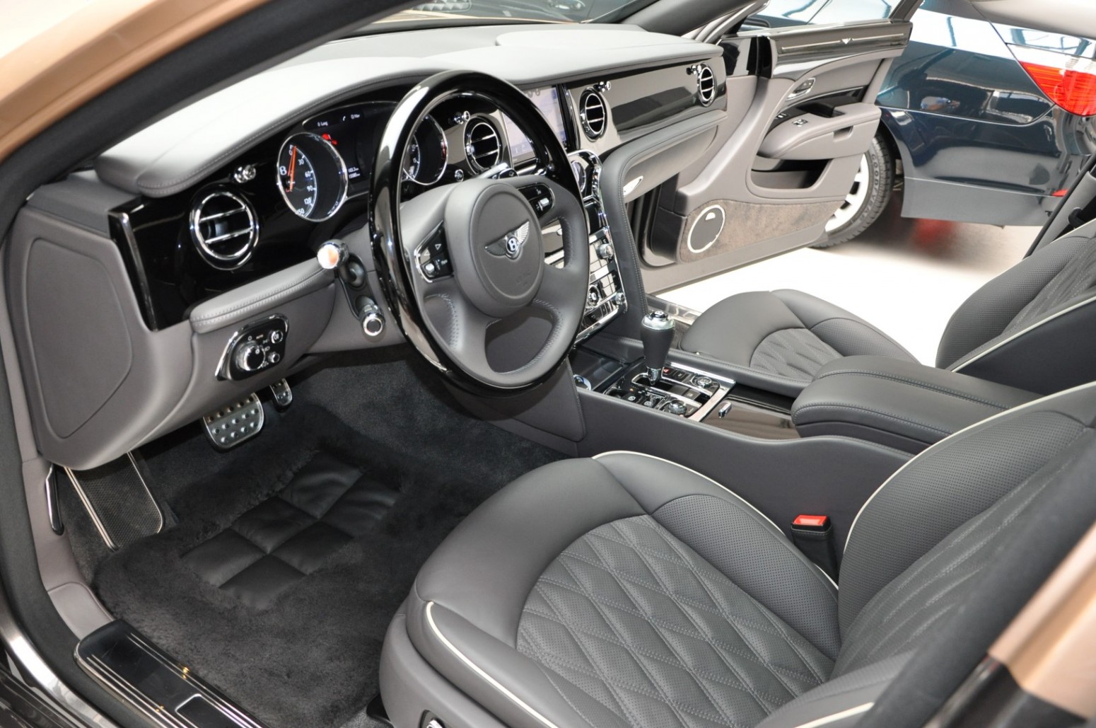 2017 Bentley Mulsanne Speed Mulliner Rose Gold over Magnetic metallic, 10/20