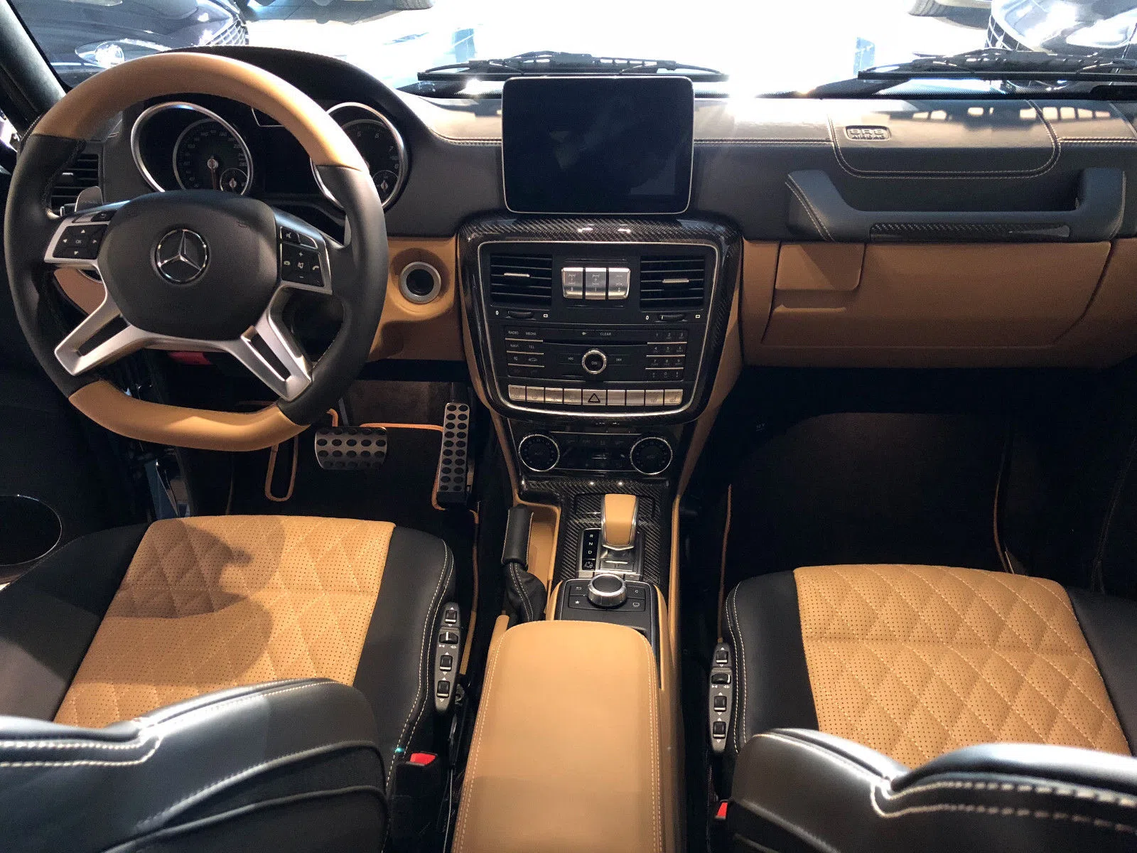 2018 Mercedes-Maybach G650 Landaulet - 1 of 99 interior, Vollleder, Beige