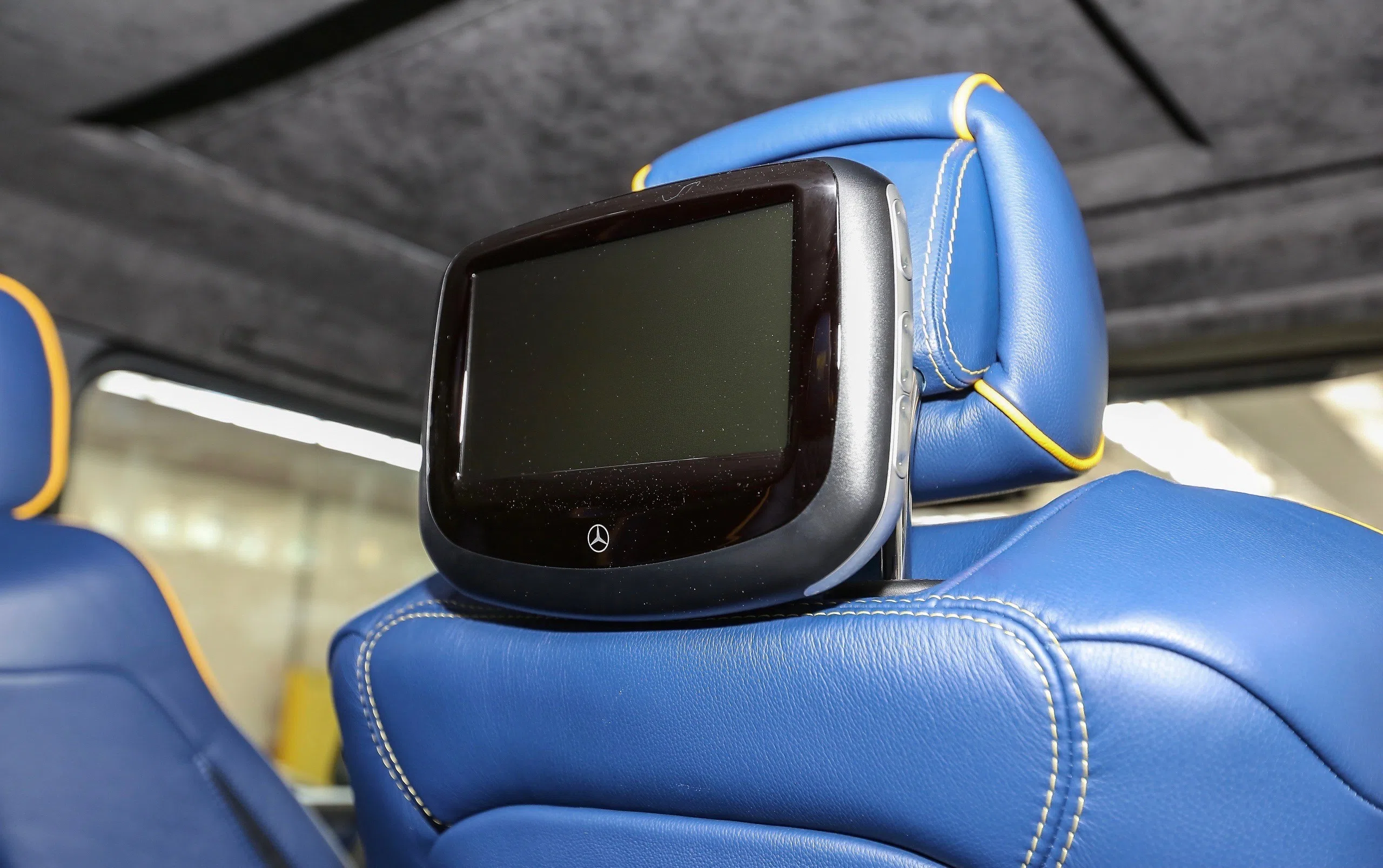 BRABUS G 700 6x6 interior, Blue-Yellow