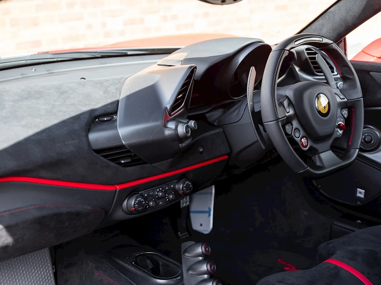 2019 Ferrari 488 Pista interior, Nera Alcantara