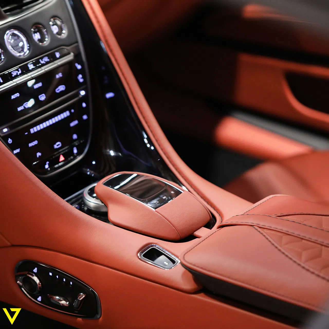 2019 Aston Martin DBS Superleggera, 4/14